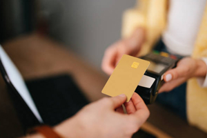 Pros and cons of using credit cards for short-term loans